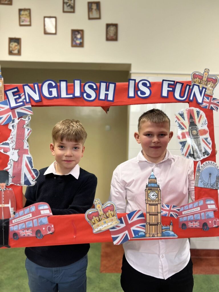 dwóch uczniów w fotoramce z napisem English is fun
