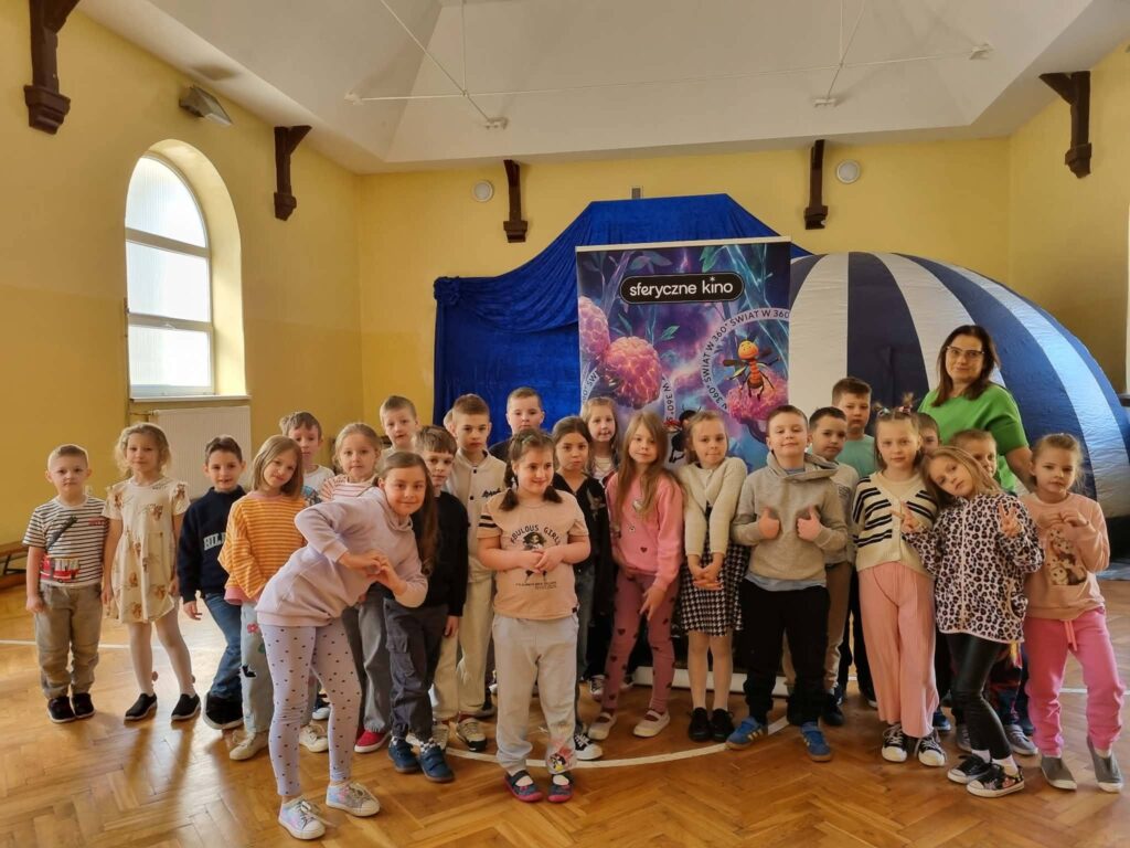 uczniowie przed sferycznym kinem