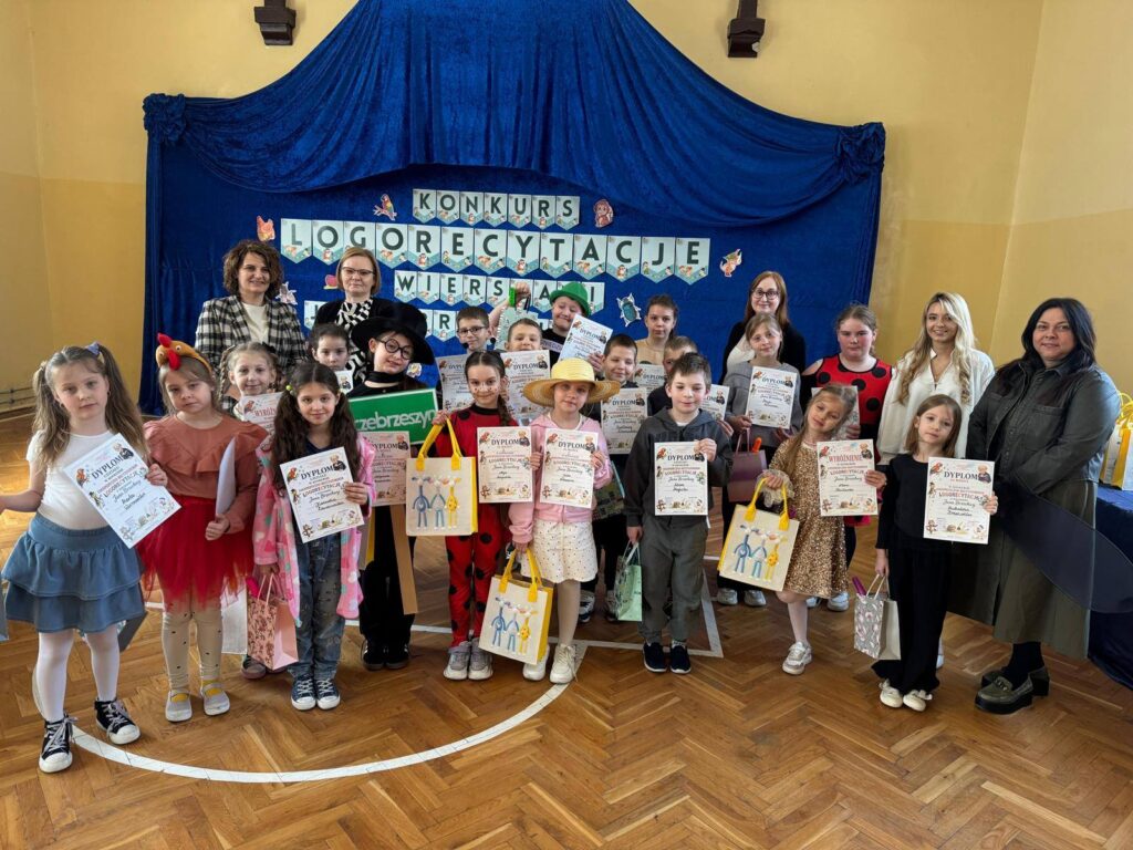 uczestnicy konkursu z dyplomami i nagrodami