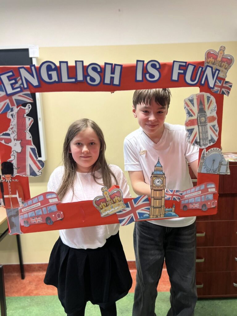 dwoje uczniów w fotoramce z napisem English is fun