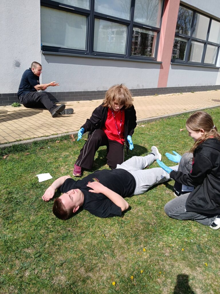 dziewczyny udzielające pierwszej pomocy