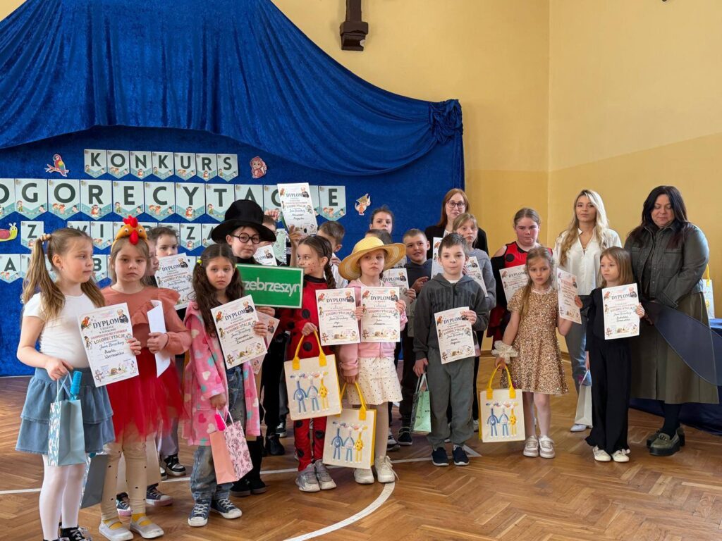 uczestnicy konkursu z dyplomami i nagrodami