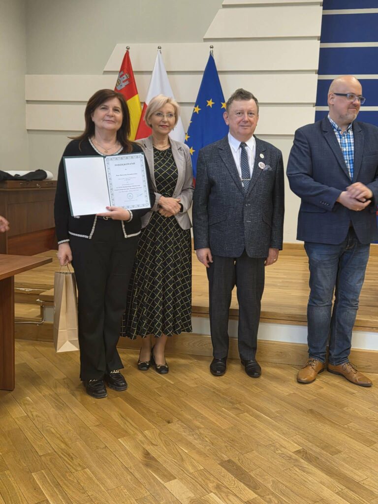 nagrodzona nauczycielka z organizatorami