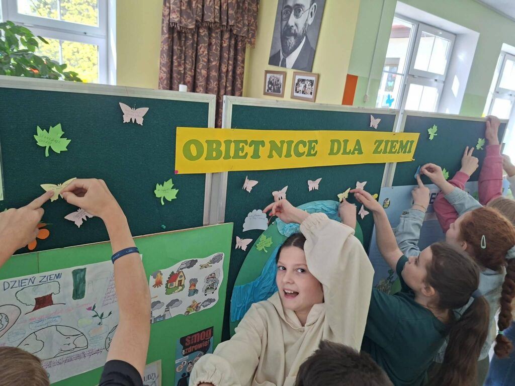 uczniowie przypinający swoje obietnice dla ziemi na tablicy