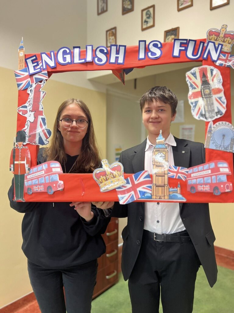 dwoje uczniów w fotoramce z napisem English is fun
