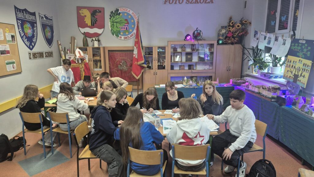uczniowie zwiedzający wystawę dotyczącą Chrztu Polski