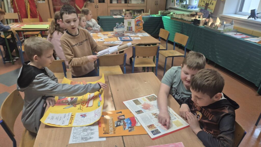 uczniowie zwiedzający wystawę dotyczącą Chrztu Polski