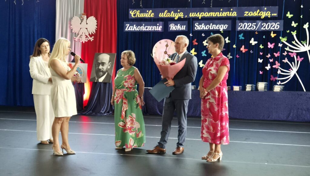 pani wójt z radnymi żegna przechodzącą na emeryturę nauczycielką