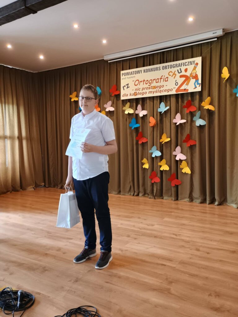 chłopiec z dyplomem i nagrodą