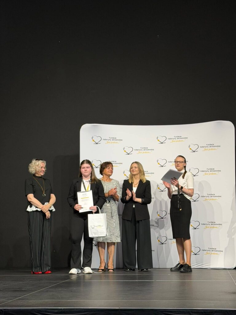 nagrodzona uczennica wraz z organizatorami na scenie