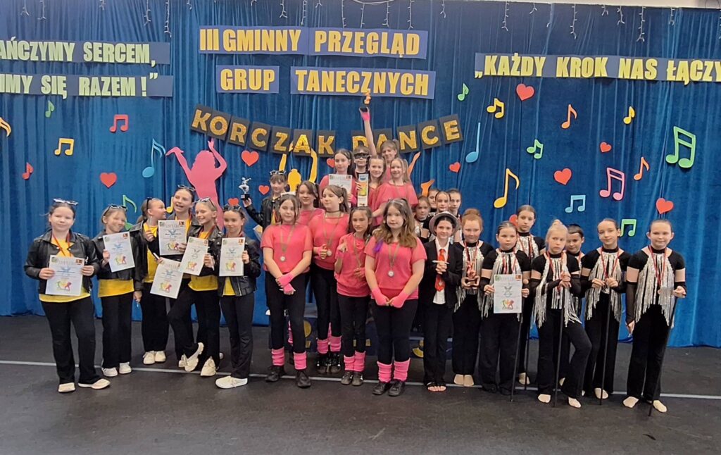 uczestnicy przeglądu grup tanecznych w kolorowych strojach