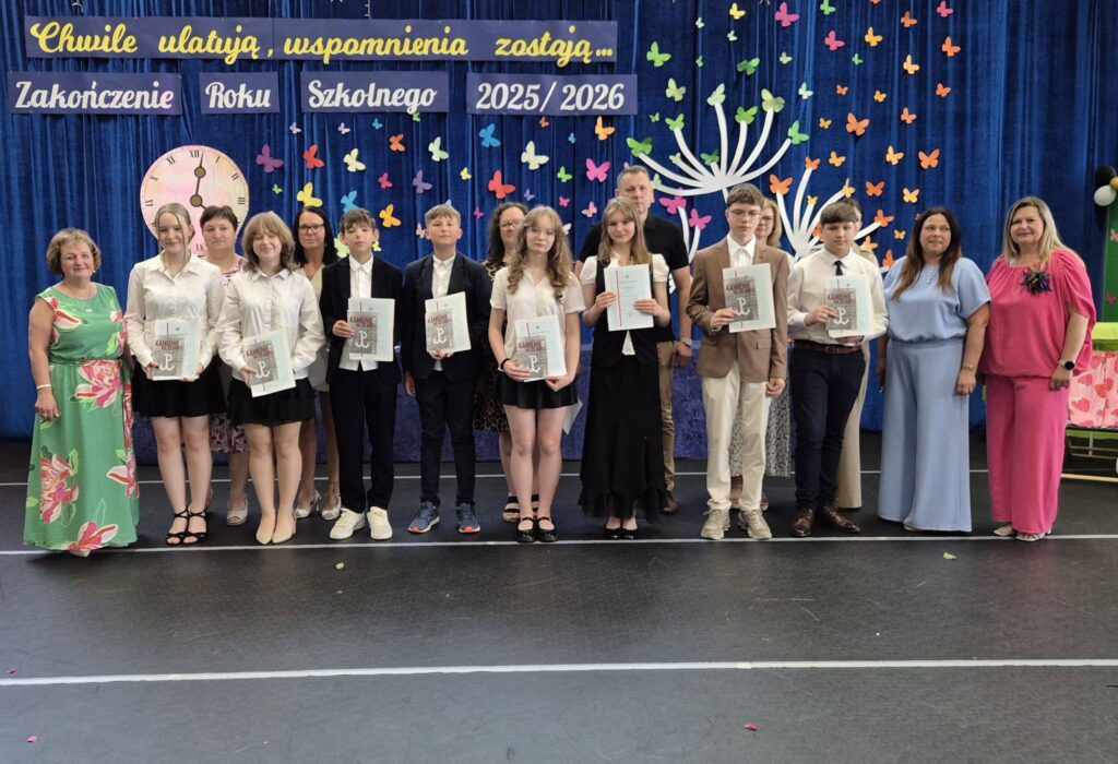 uczniowie klasy siódmej z świadectwem z paskiem, wraz z rodzicami, wychowawczynią i dyrekcją
