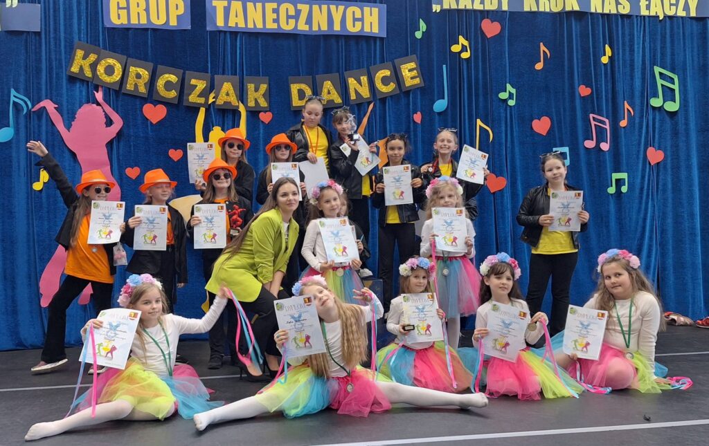 uczestnicy przeglądu grup tanecznych w kolorowych strojach