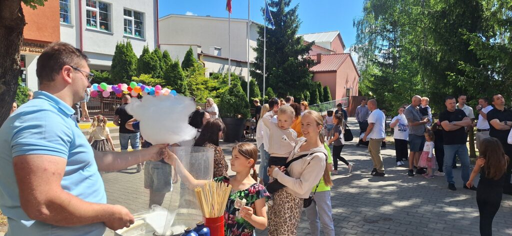 Uczestnicy korczakowskiego święta radości w kolejce po watę cukrową