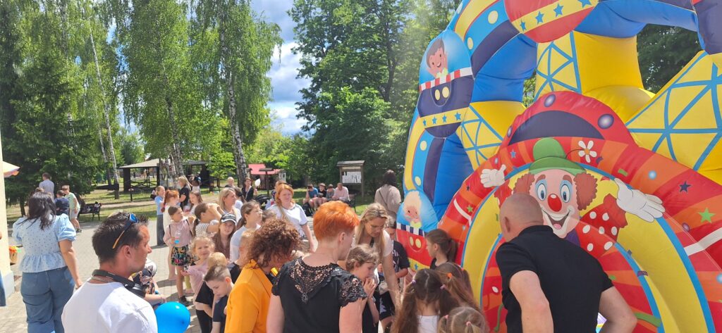 Uczestnicy korczakowskiego święta radości przed dmuchaną zjeżdżalnią