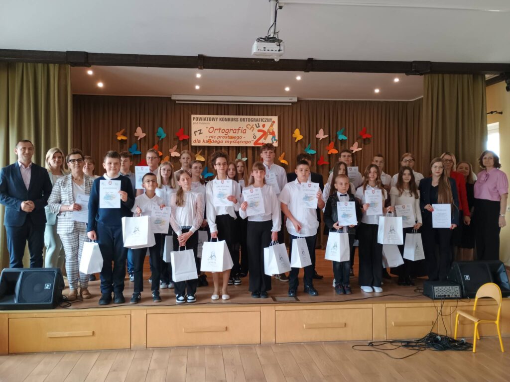 uczestnicy konkursu ortograficznego z nagrodami i dyplomami