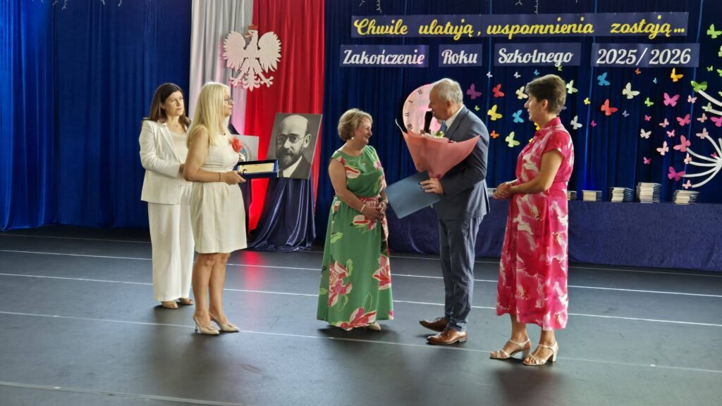 pani wójt z radnymi żegna przechodzącą na emeryturę nauczycielką