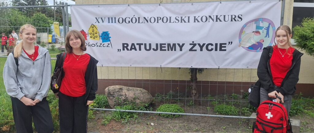trzy dziewczyny na tle napisu XVIII Ogólnopolski Konkurs "Ratujemy Życie"
