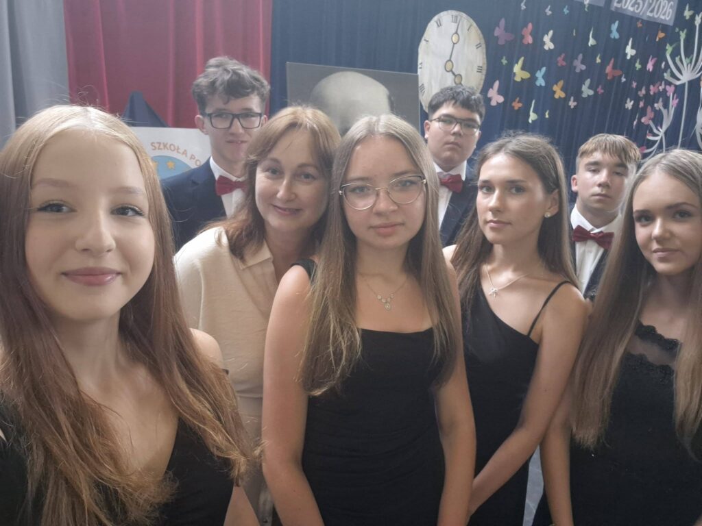 uczniowie klasy 8a z wychowawczynią