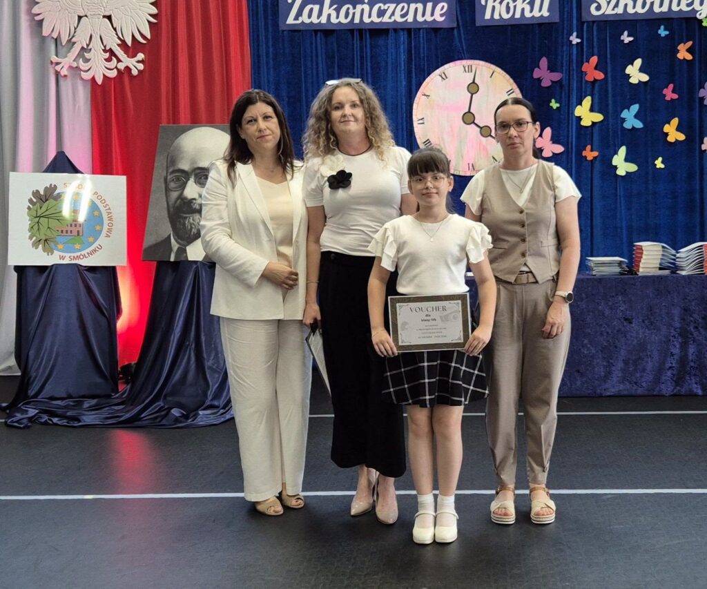 przedstawiciele rady rodziców z uczennicą klasy czwartej