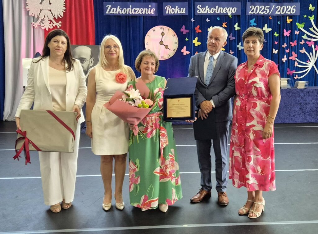 pani wójt z radnymi żegna przechodzącą na emeryturę nauczycielką