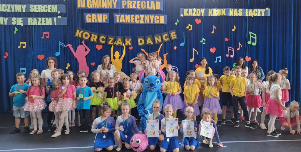 uczestnicy przeglądu grup tanecznych w kolorowych strojach