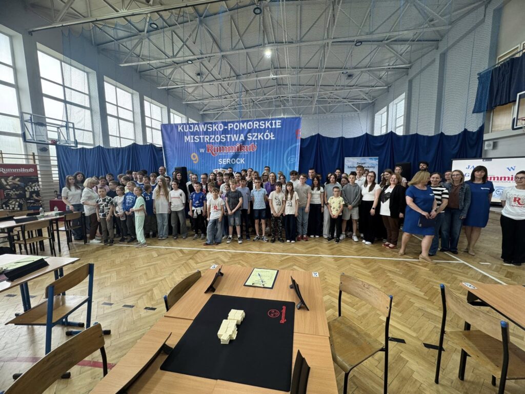 uczestnicy mistrzostw Rummikub na sali gimnastycznej