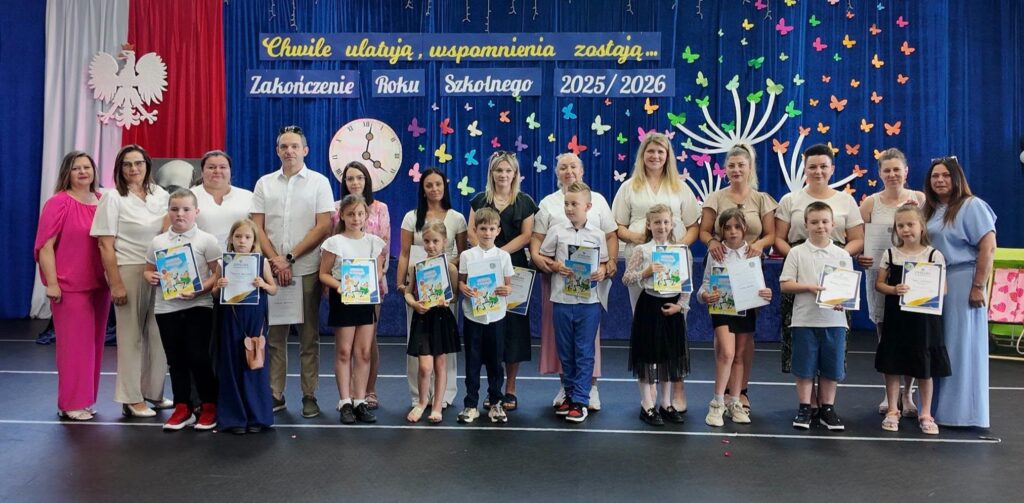 wyróżnieni uczniowie klasy pierwszej z rodzicami, wychowawczynią i dyrekcją
