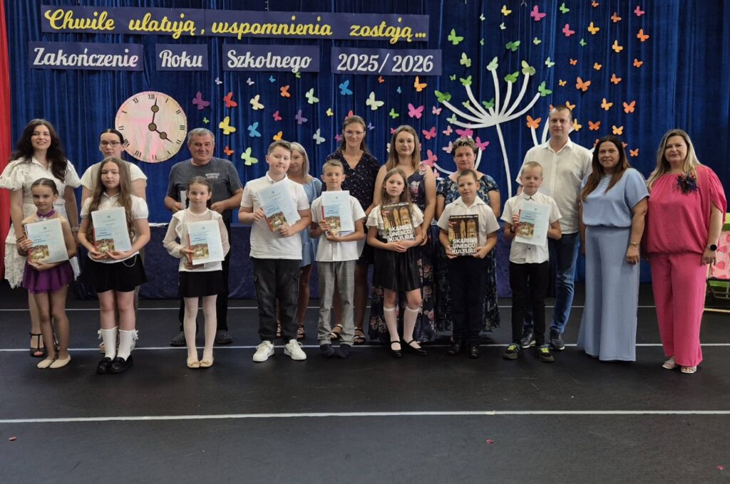 wyróżnieni uczniowie klasy drugiej z rodzicami, wychowawczynią i dyrekcją