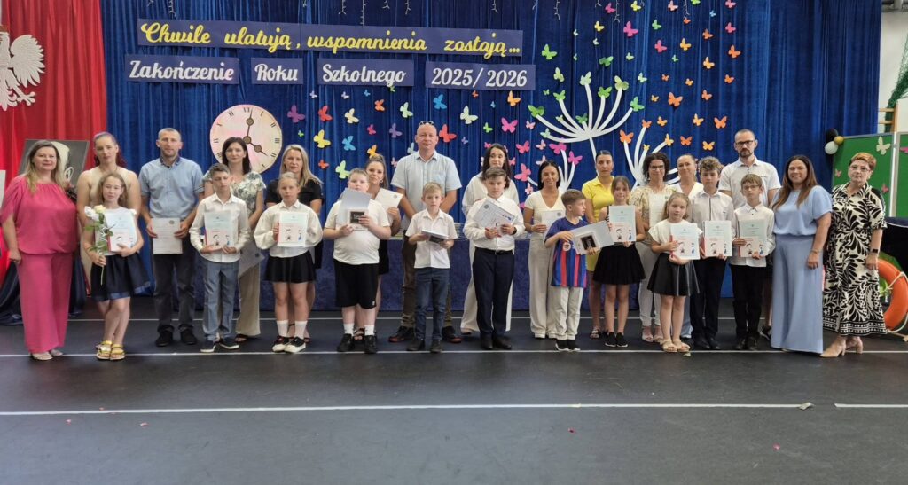 wyróżnieni uczniowie klasy trzeciej z rodzicami, wychowawczynią i dyrekcją
