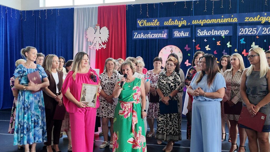 nauczyciele żegnają przechodzącą na emeryturę koleżankę