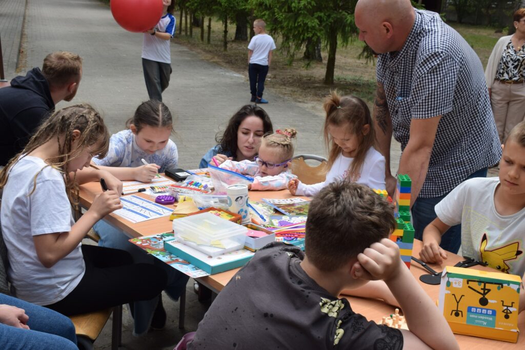 Uczestnicy korczakowskiego święta radości rozwiązujący łamigłówki