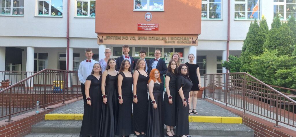 uczniowie klasy 8b z wychowawczynią
przed budynkiem szkoły