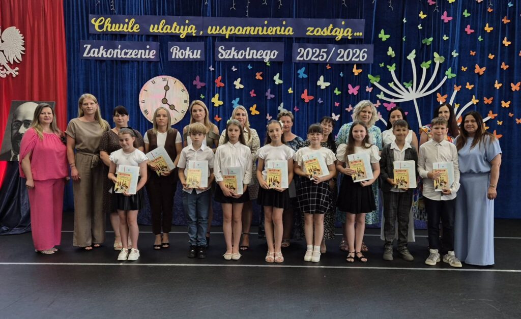 uczniowie klasy czwartej b z świadectwem z paskiem, wraz z rodzicami, wychowawczynią i dyrekcją