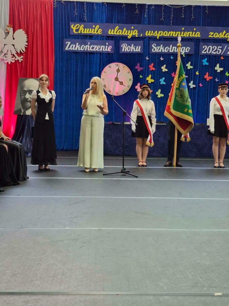 sztandar, pani Wójt i przewodnicząca szkoły