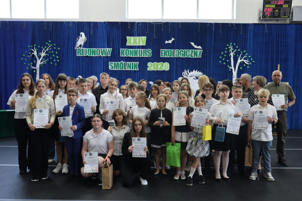 wszyscy uczestnicy konkursu z jury i organizatorami