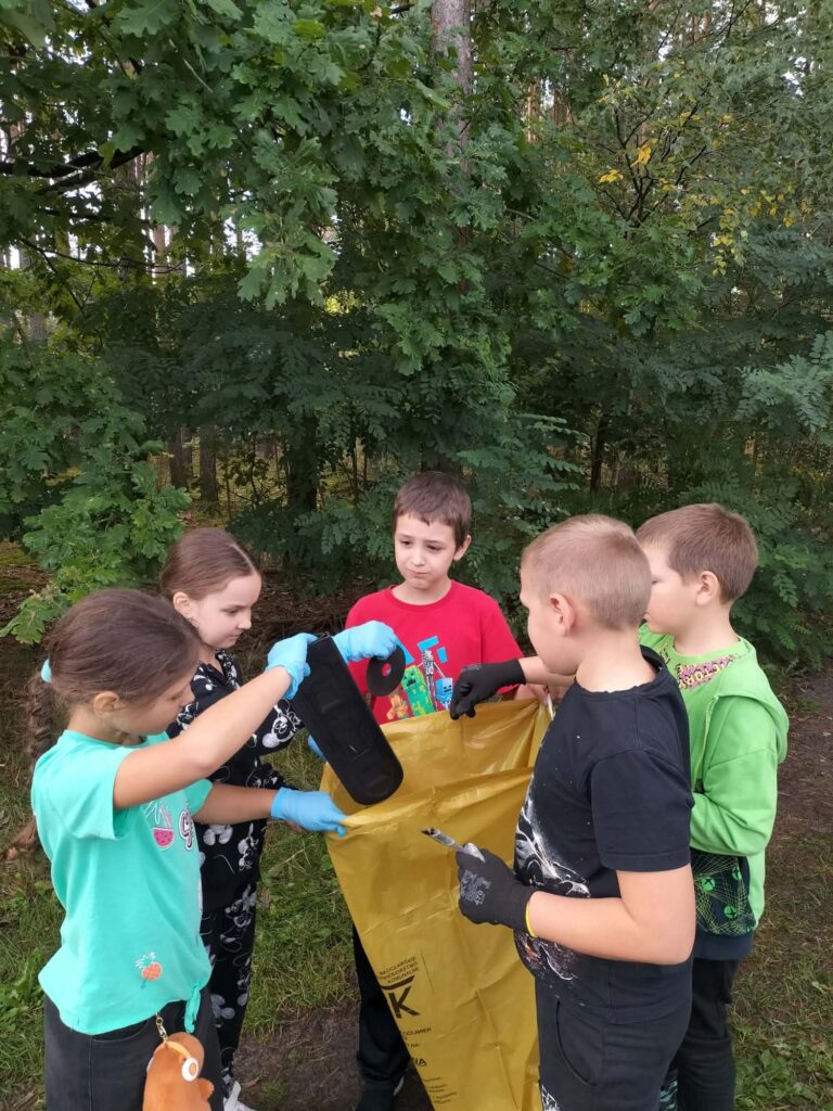 dzieci sprzątające śmieci