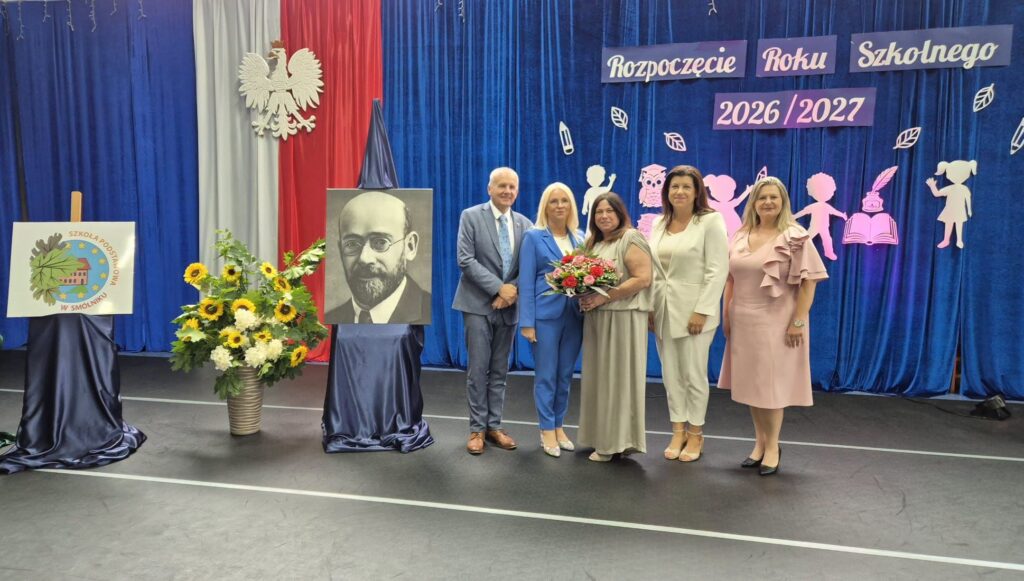 cztery panie i pan na tle dekoracji na rozpoczęcie roku szkolnego