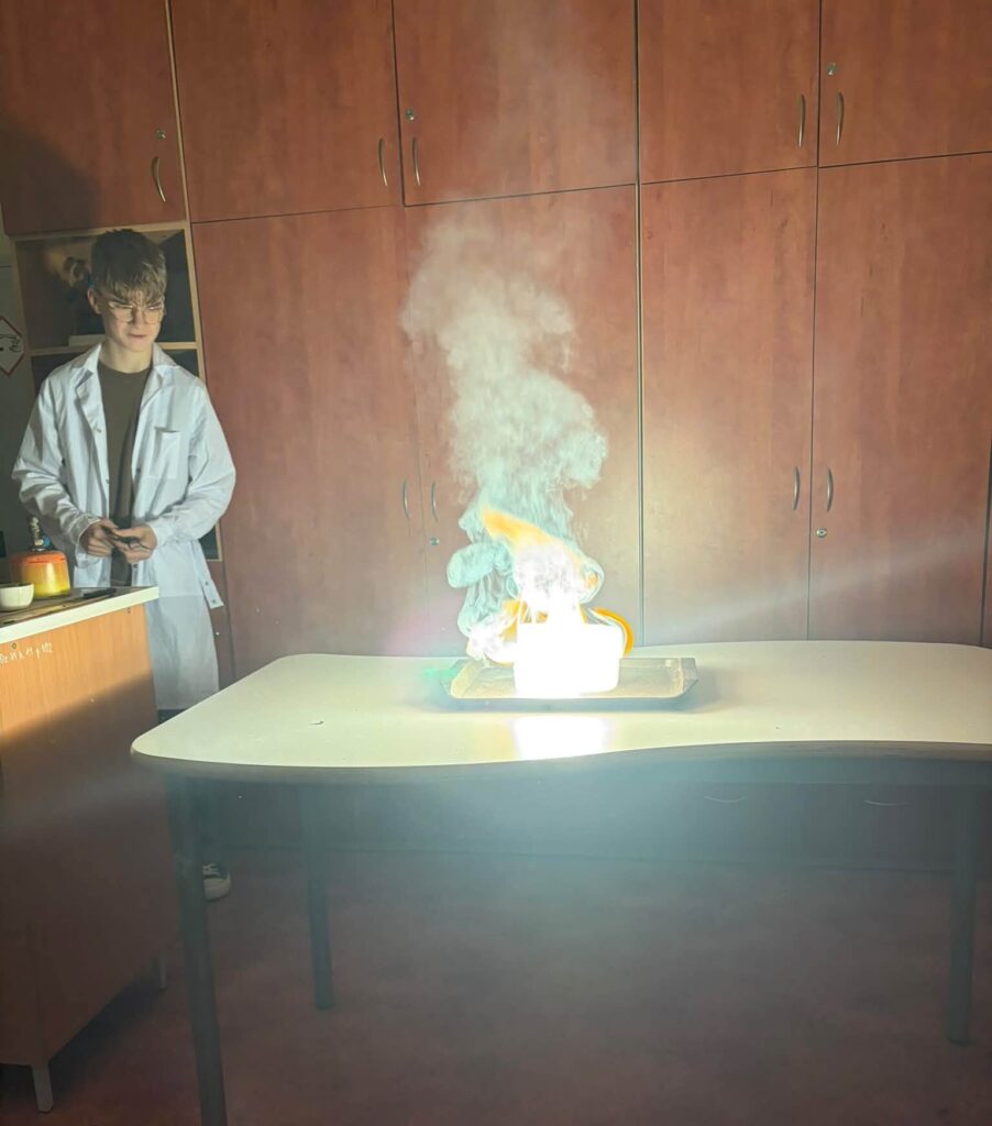 płomień na ławce podczas warsztatów chemicznych