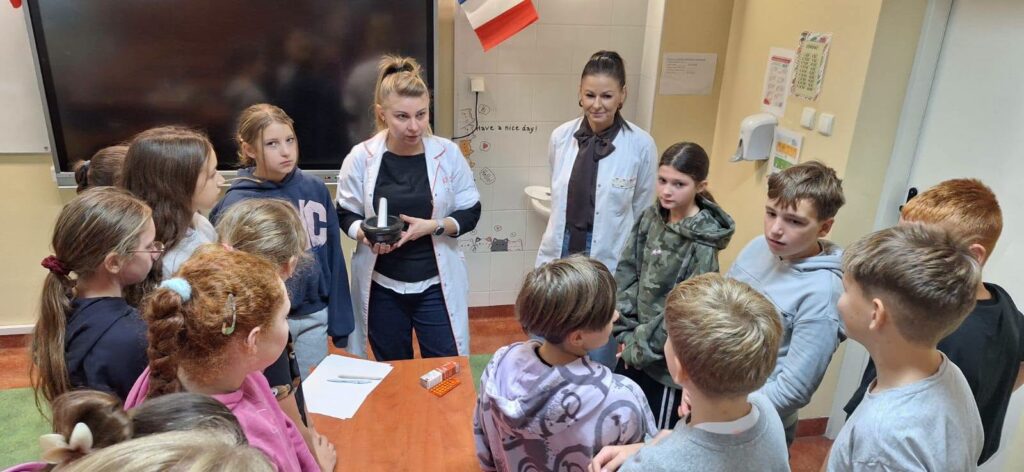uczniowie podczas warsztatów z farmaceutą