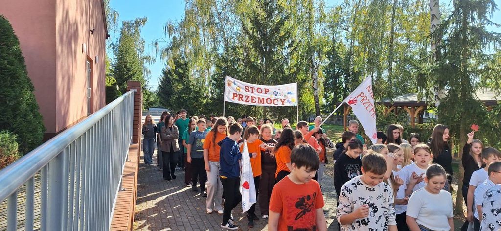 grupa uczniów na tle budynku szkoły