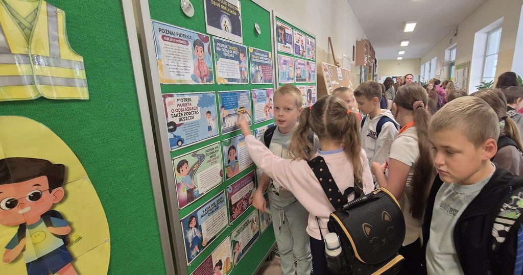 dzieci czytające informacje dotyczące odblasków