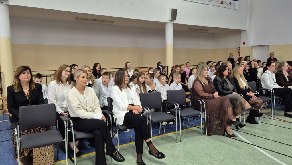 nauczyciele i uczniowie na widowni