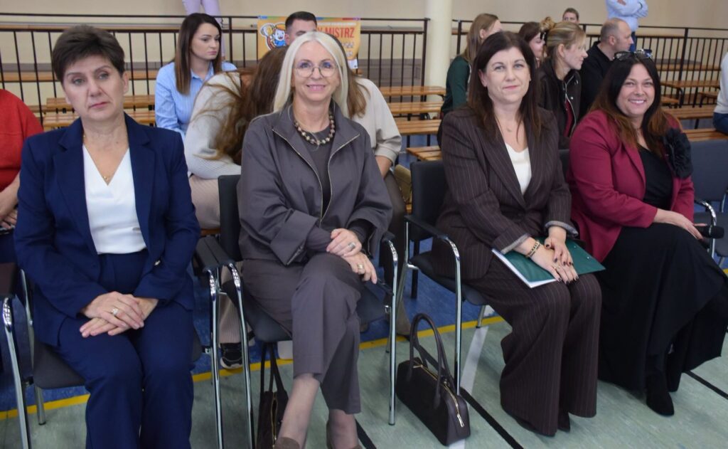 cztery panie za nimi rodzice uczniów klas pierwczych
