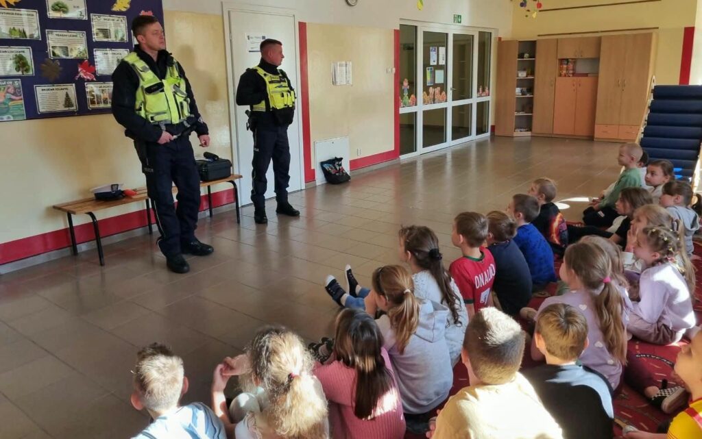 uczniowie podczas warsztatów z policjantami