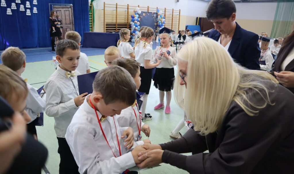 pani wójt wręczająca pierwszoklasistom medale