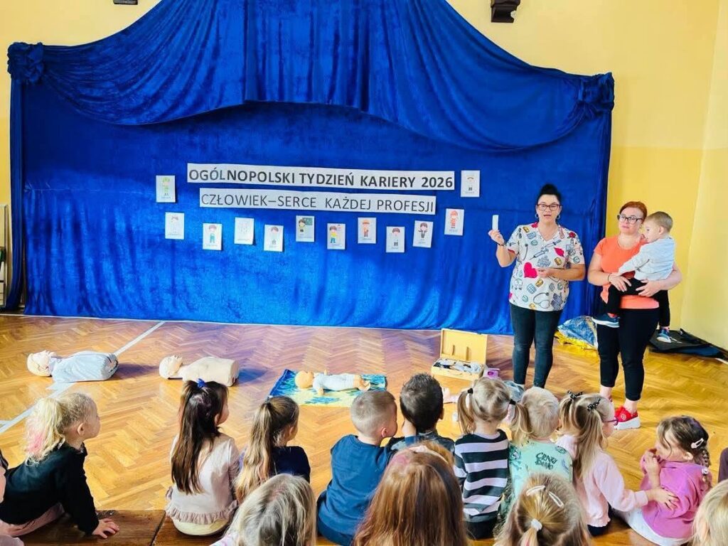 uczniowie podczas warsztatów z pielegniarką